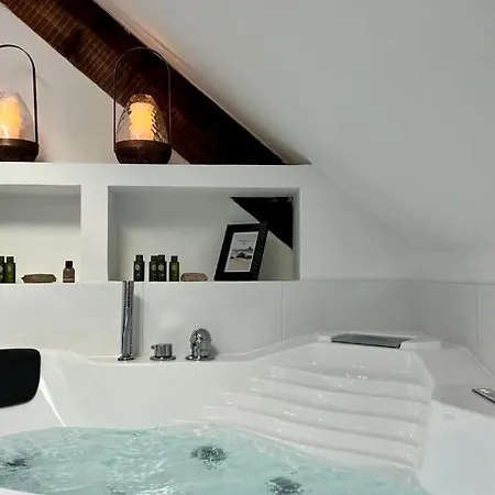 Le Grand Pont, Sous Les Toits Apartment